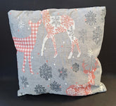 Pernă decorativă gri cu reni și fulgi de zăpadă - 45x45cm